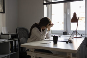 Cansaço emocional: quando o corpo está no escritório, mas a mente não acompanha