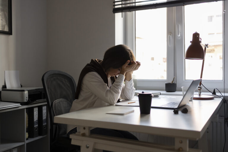 Cansaço emocional: quando o corpo está no escritório, mas a mente não acompanha